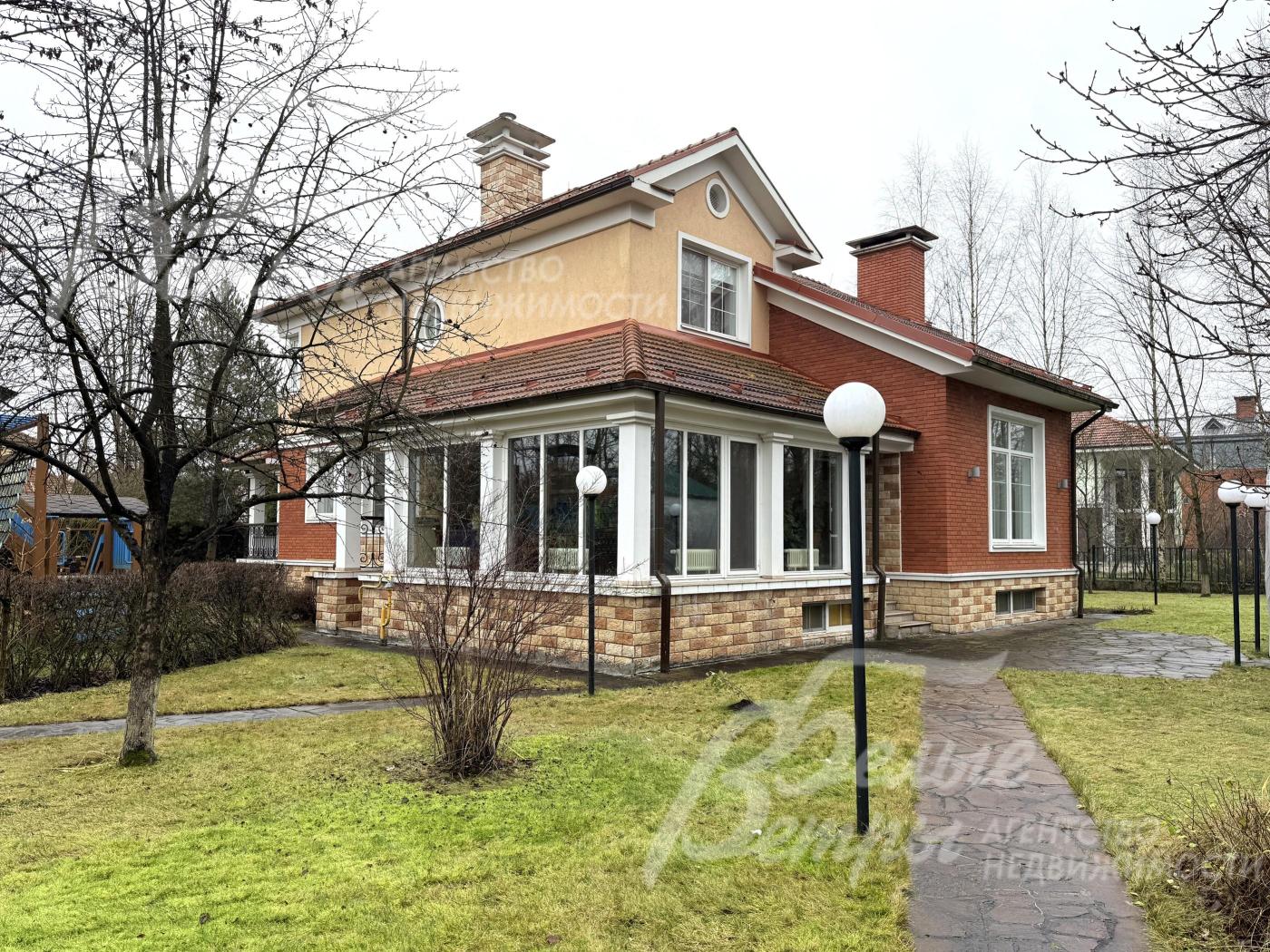 Кирпичный дом класса «бизнес плюс» с классической архитектурой, построенный по высоким стандартам