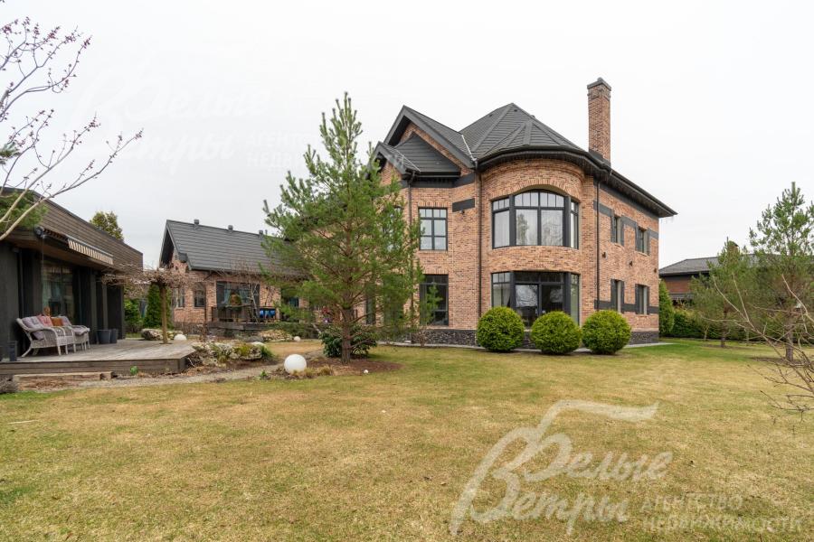 Территория участка дополнена алтайскими валунами, установлена газонная и капельная система автополива Hunter, охватывающая всю территорию