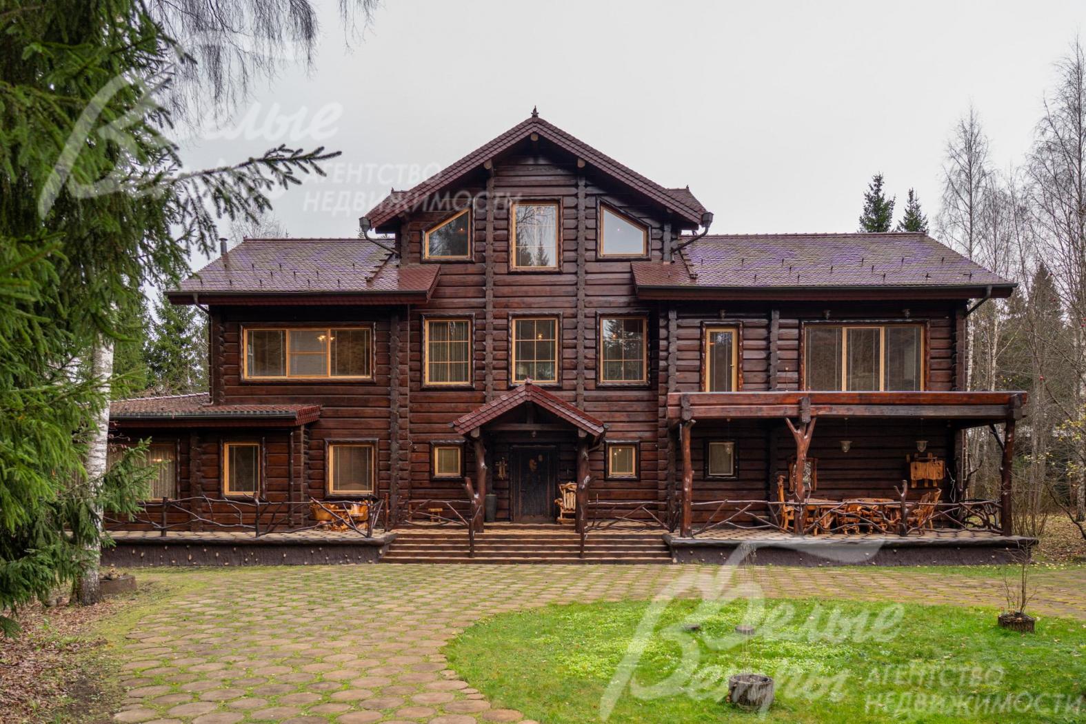 Дом-усадьба из лафета кедра, построенный по эксклюзивному проекту в стиле шале с элементами старорусской архитектуры