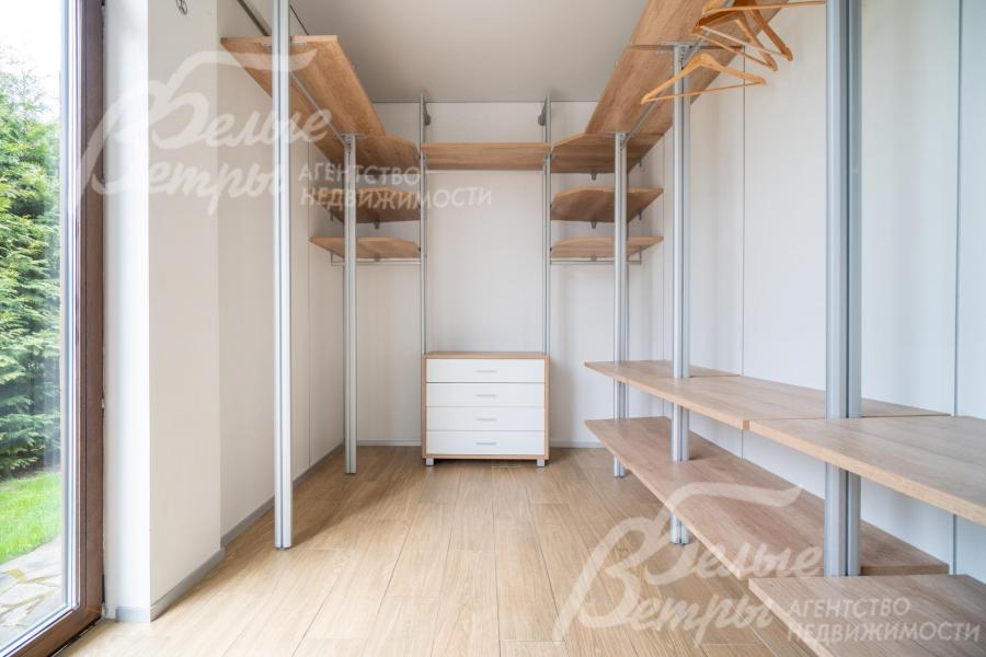 Большая светлая гардеробная при входе в дом.