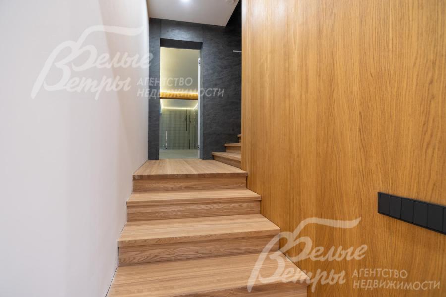 На второй этаж и в спа-зону ведёт лестница, отделанная деревом в тон пола