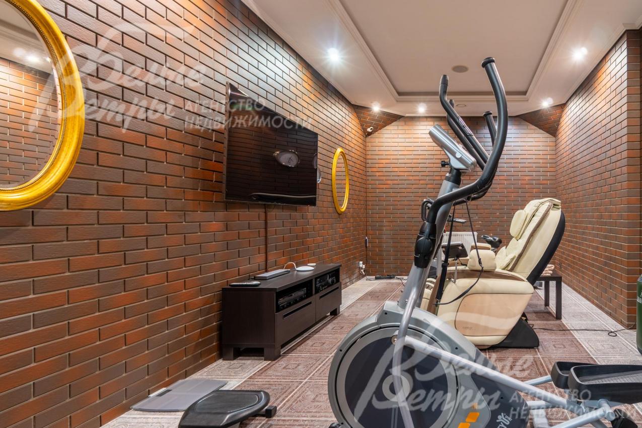 На цокольном этаже расположен спортзал с тренажёрами и телевизором