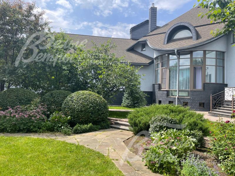 Светлый дом в аренду площадью 500 кв.м в обжитом коттеджном поселке Картмазово