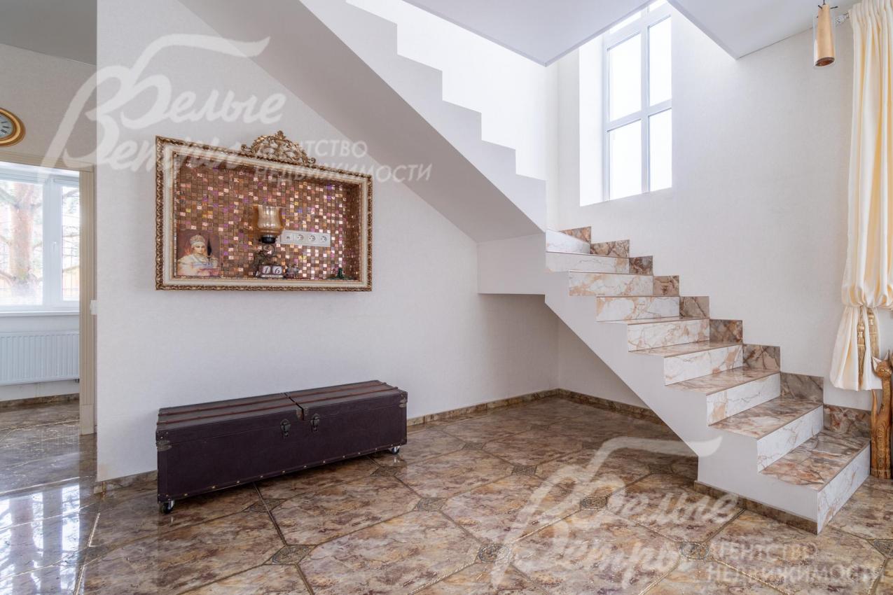 На второй этаж ведёт бетонная лестница, облицованная плиткой