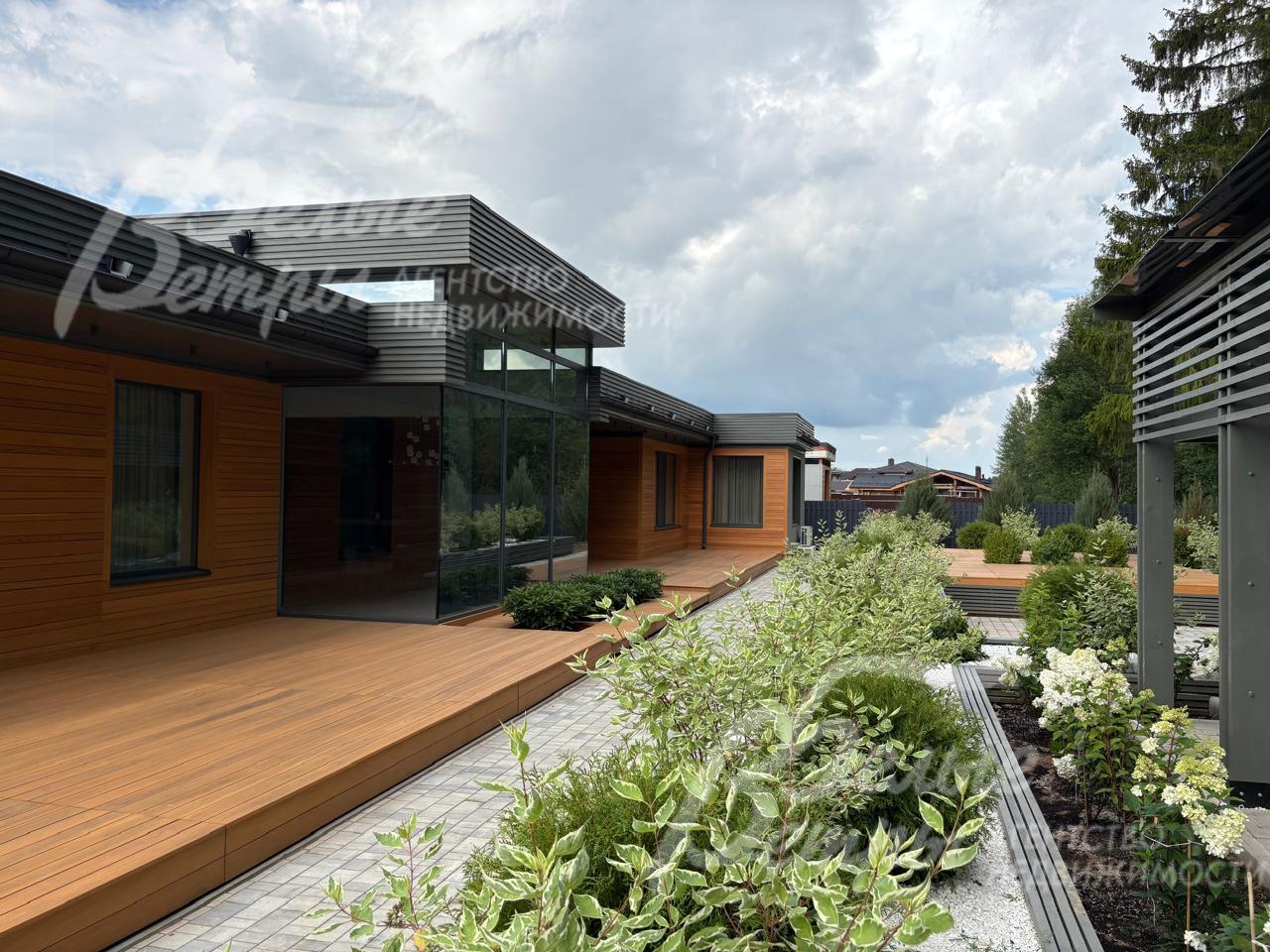 Садово-парковый ансамбль создаёт целостный образ с архитектурой дома