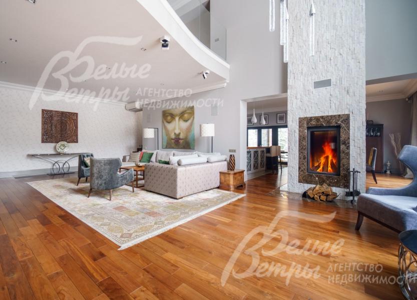 Камин в гостиной - белоснежный кварцит и мрамор Dark Emperador.