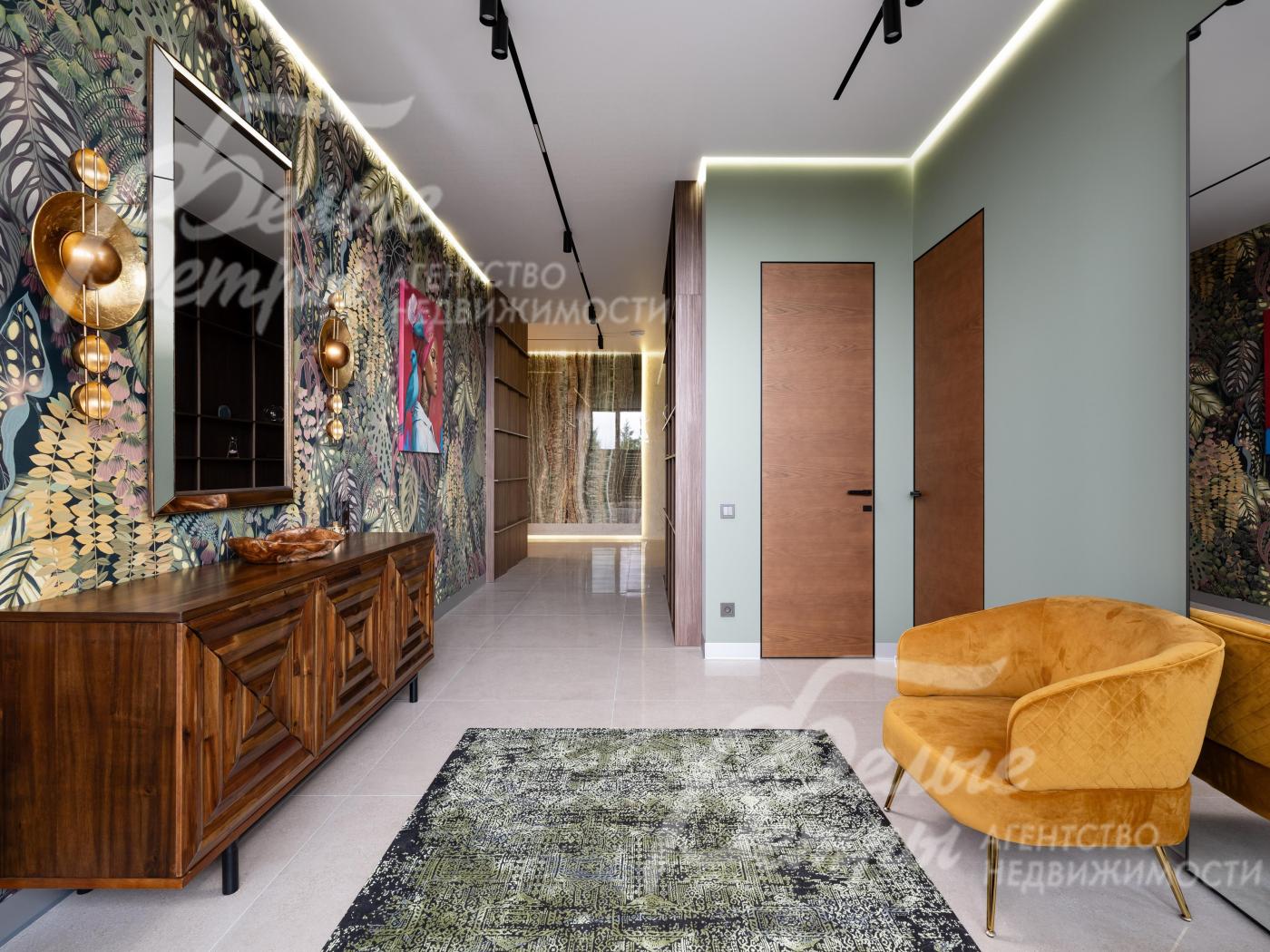 Холл-прихожая. В доме установлены межкомнатные двери скрытого монтажа