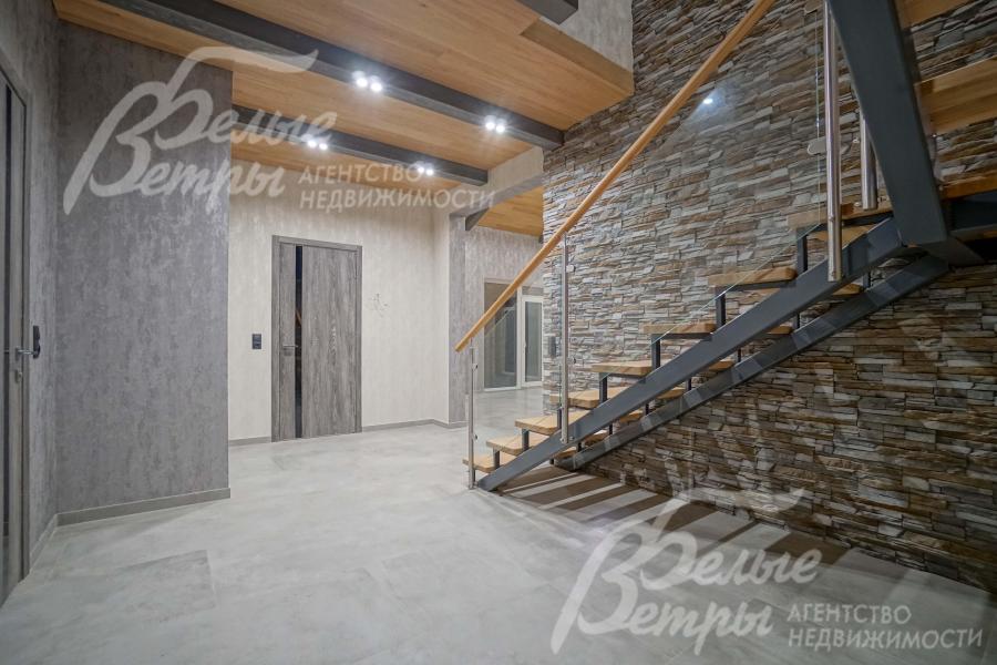 На стенах искусственный камень