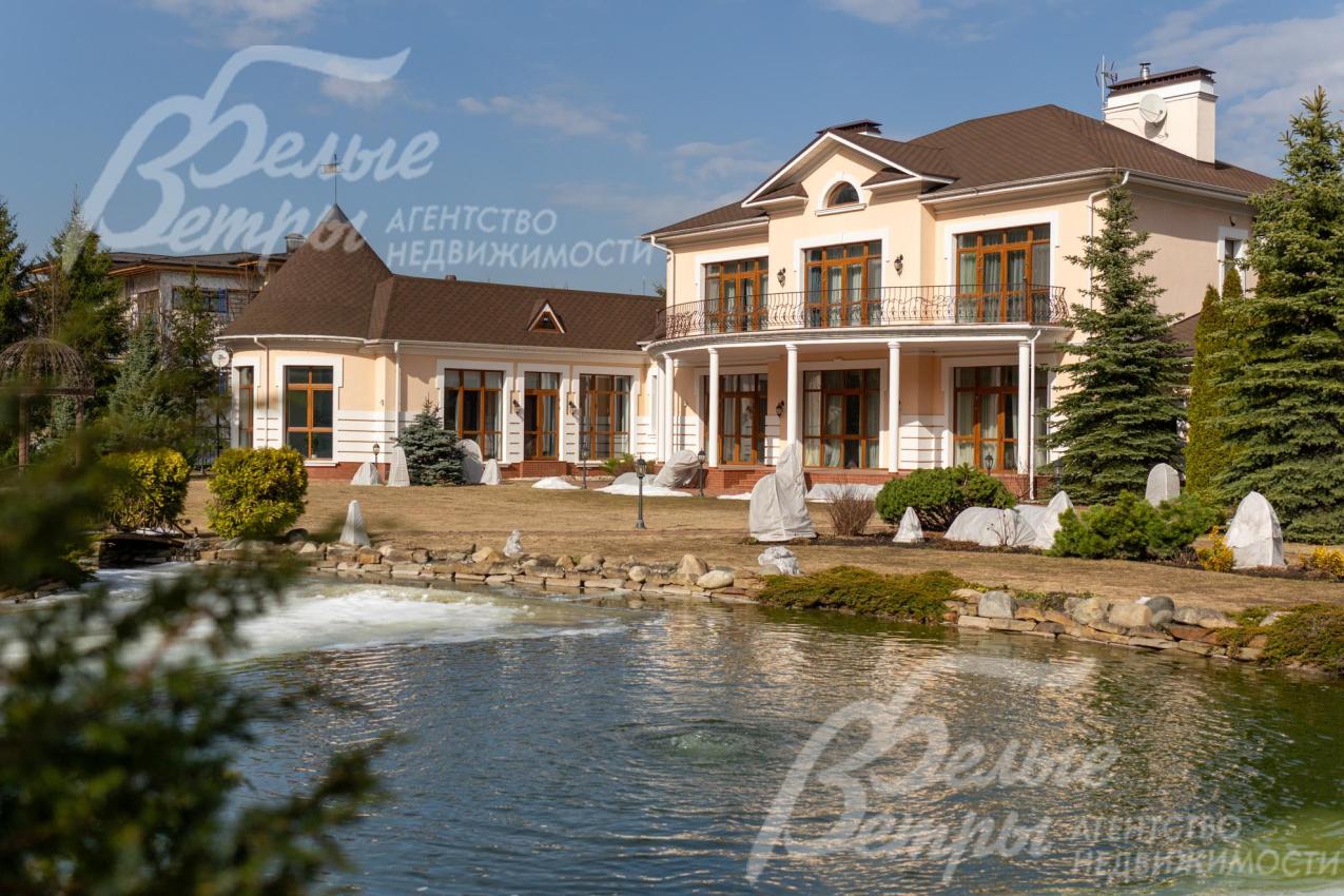 Кирпичный меблированный дом‑усадьба с выразительными чертами классической архитектуры на участке с собственным прудом