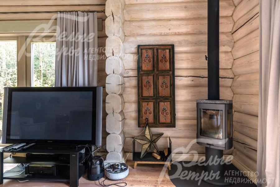 Оригинальный камин в гостиной