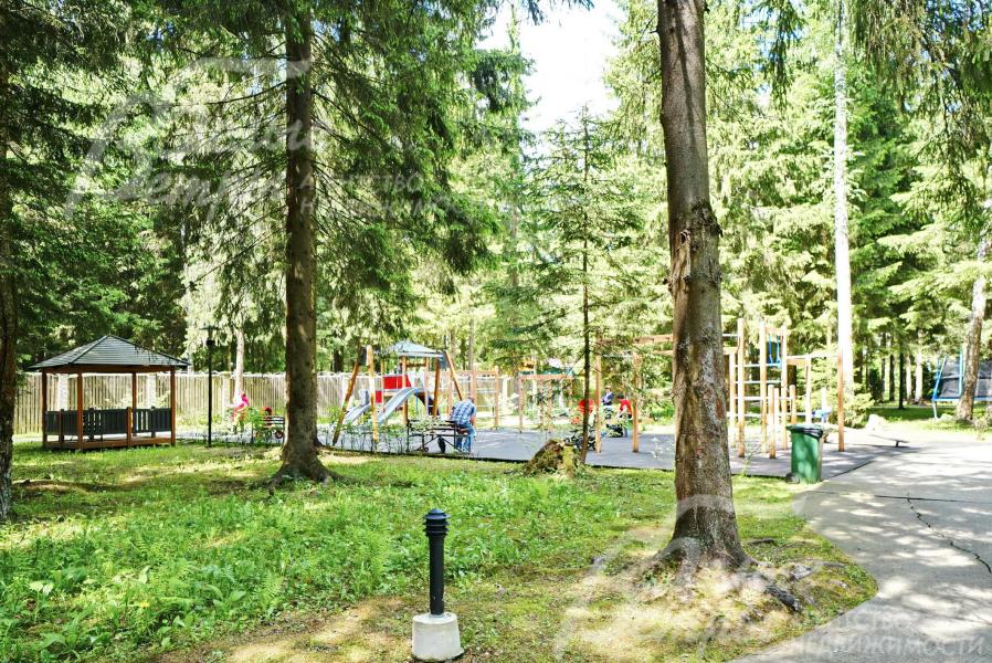 Детская площадка в поселке