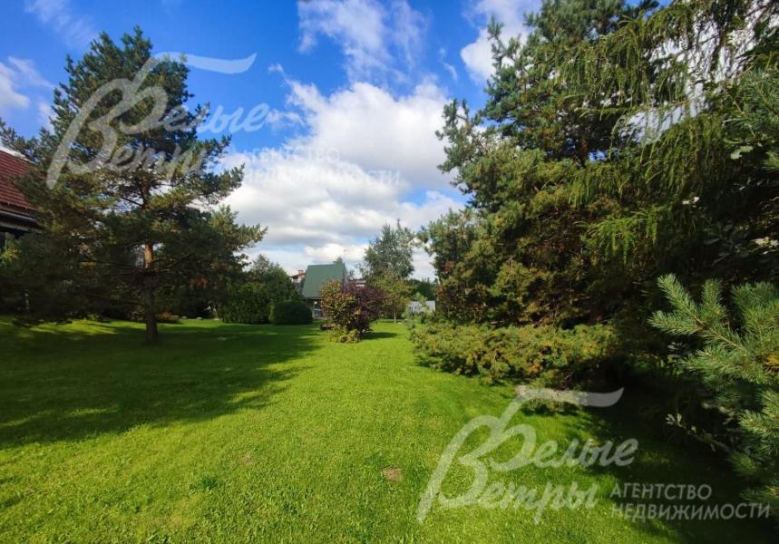 Большой благоустроенный участок с готовыми коммуникациями, расположенный в престижной локации