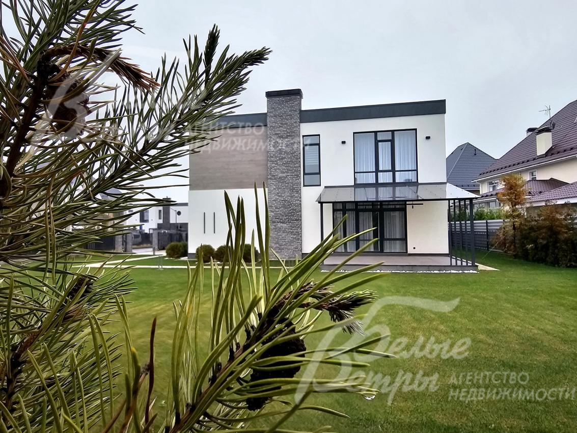 Новый дом, построенный из кирпича в современном стиле хай-тек