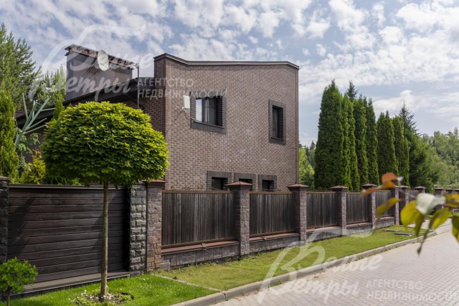 В КП Новое Глаголево широкие дороги выполнены из брусчатки, ухоженные газоны, освещение, охрана