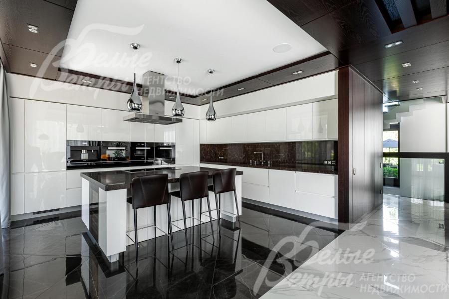 Современная кухня с островом со встроенной техникой