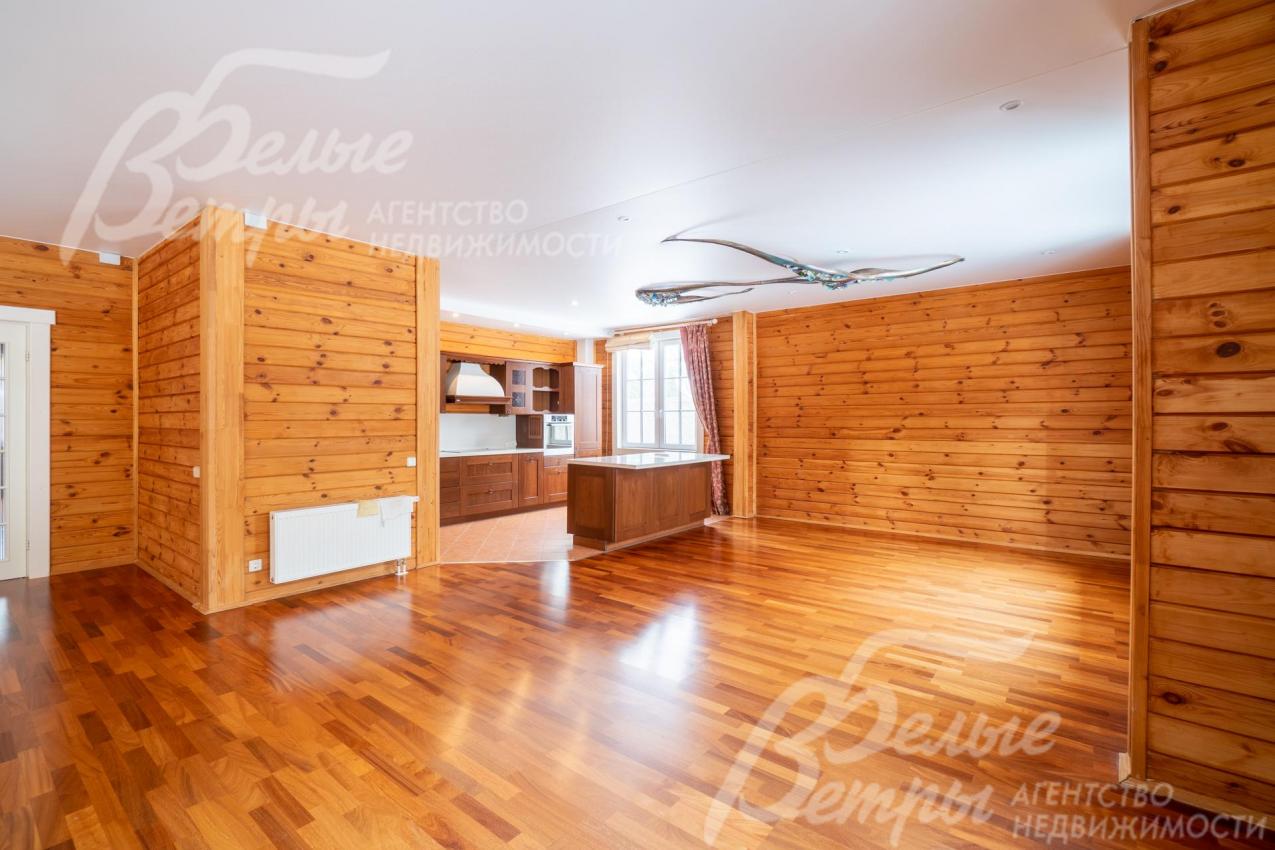 Зону кухни-столовой основного дома также украшает дизайнерская люстра, в доме установлены радиаторы