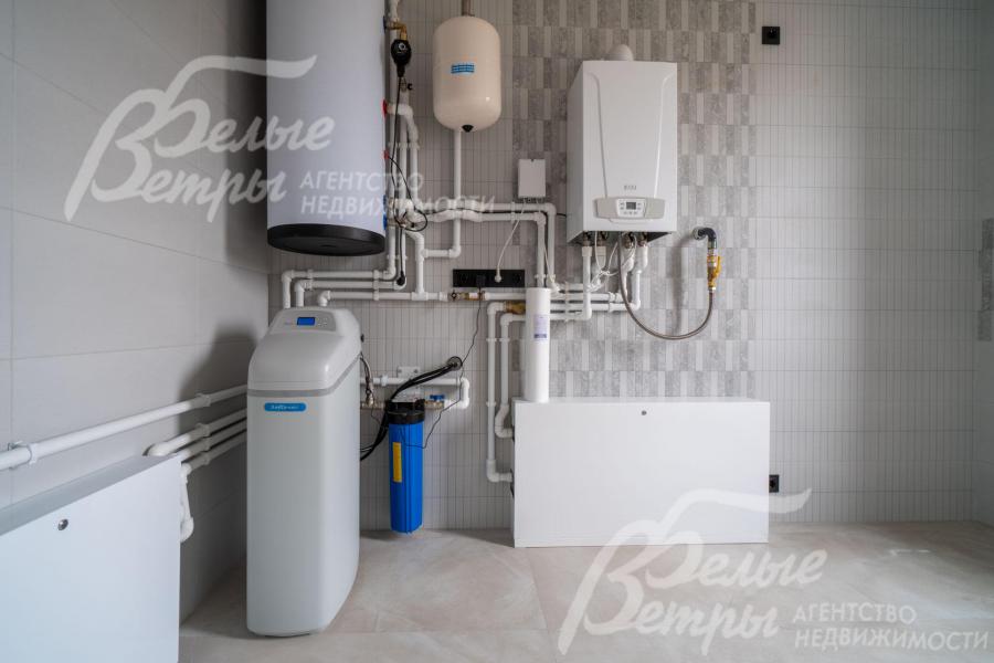 В котельной-постирочной система водоподготовки кабинетного типа, газовый котёл и бойлер на 150 л