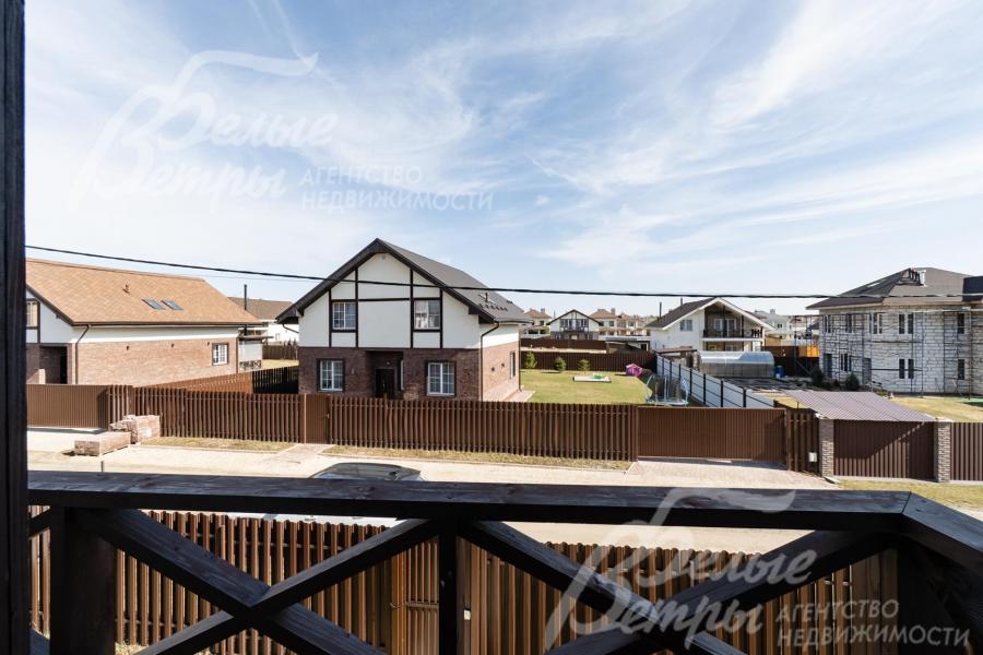 в каждой спальне есть выход на балкон