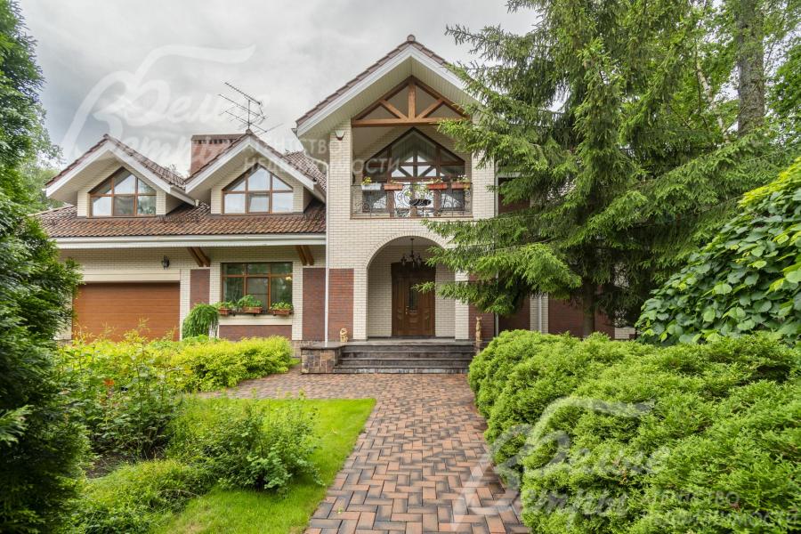 Элитный кирпичный меблированный дом в стиле современного шале