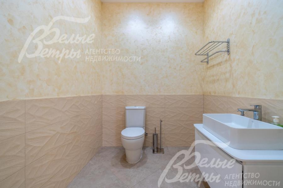 Санузел на 1-м этаже: все санузлы укомплектованы сантехникой