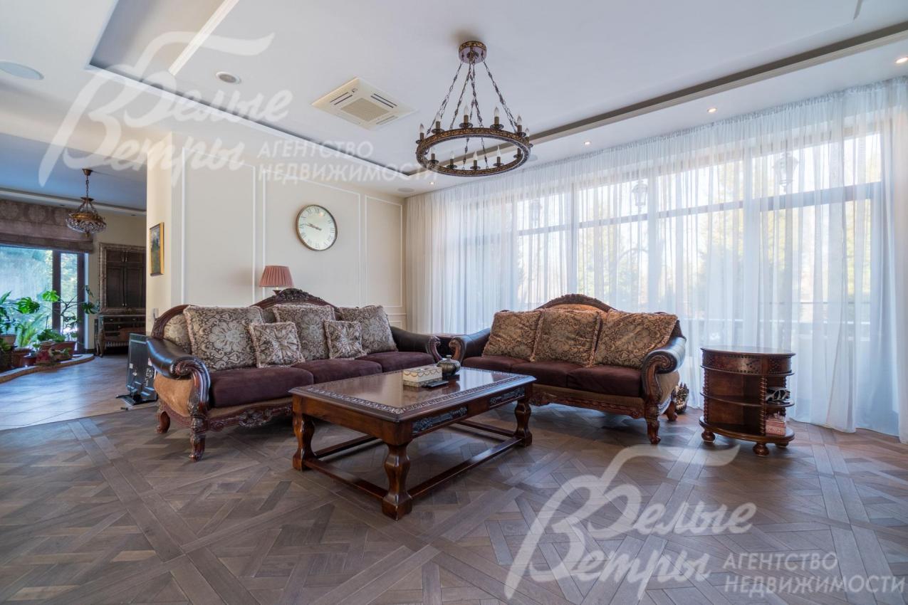 В гостиной основного дома - элитная мебель в классическом стиле