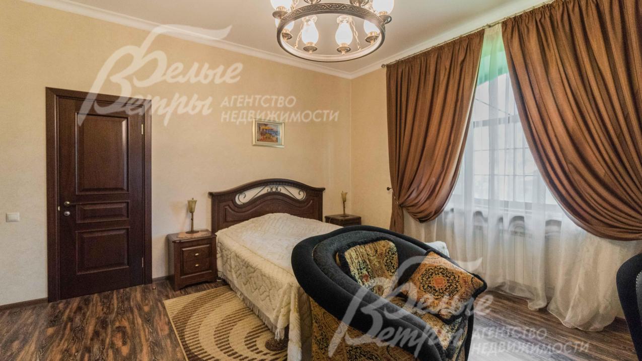 В спальнях на стенах обои