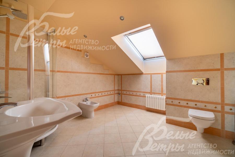 Санузел рядом с игровой - с мансардным окном и душевой