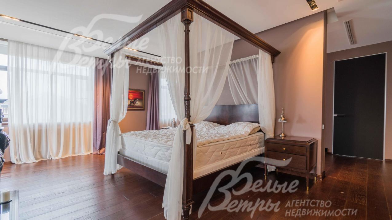 Кровать и тумбы в главной спальне из массива дуба Hickory Chair (США)