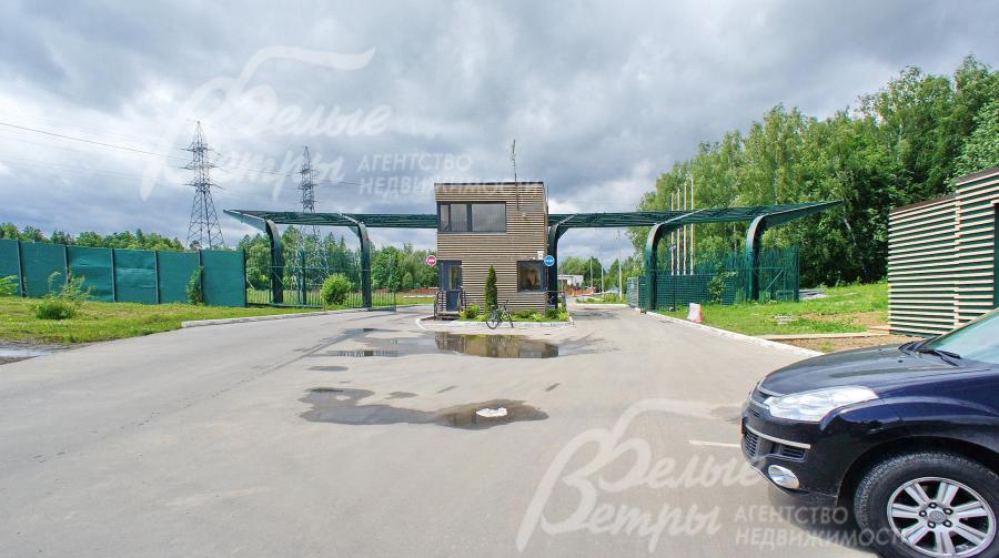 КПП с охраной при въезде в поселок