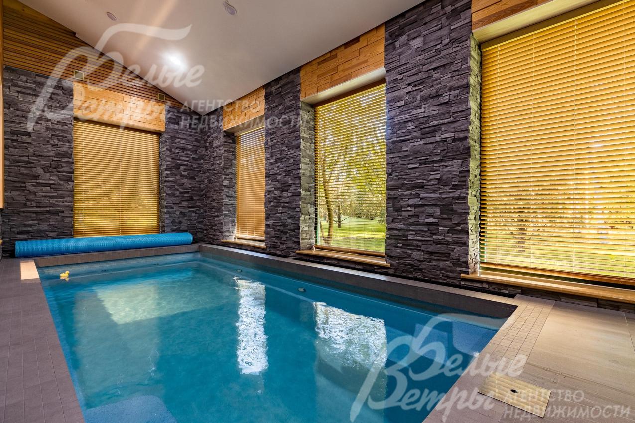 Уютная баня дополнена бассейном с чашей 6×2,7 м и панорамными окнами