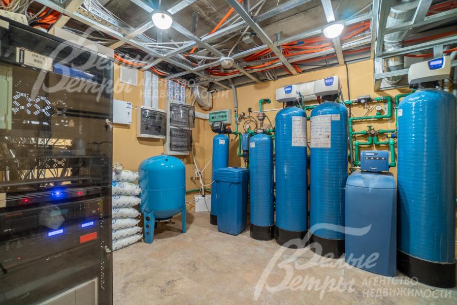 В котельной - два газовых котла, бойлер. Предусмотрен резервный генератор мощностью 12 кВт. Есть многоступенчатая система очистки воды