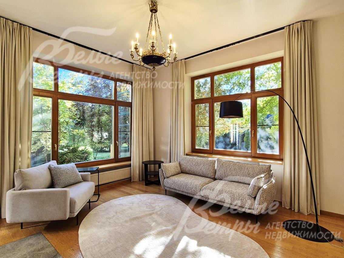 Новая дизайнерская мебель в гостиной.