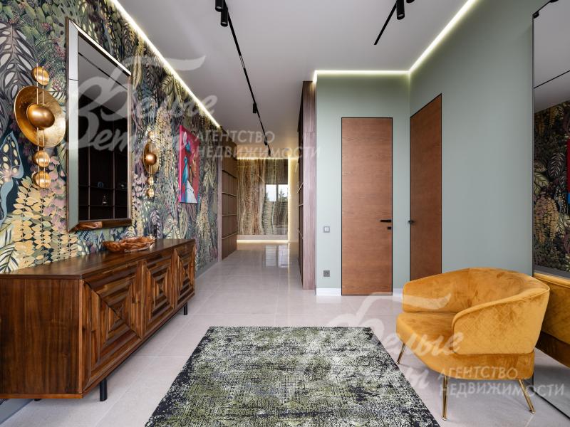 Холл-прихожая. В доме установлены межкомнатные двери скрытого монтажа