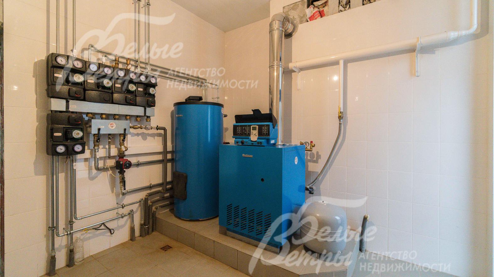 Установлен газовый котел BUDERUS 60 кВт с электронным блоком управления, бойлер косвенного нагрева BUDERUS на 300 л