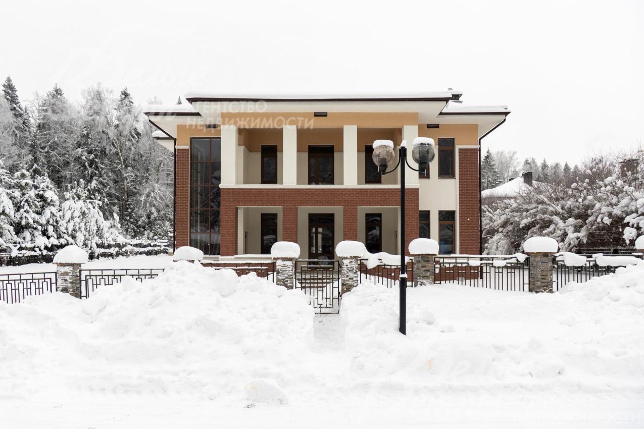 Новый кирпичный дом под отделку с современной привлекательной архитектурой в духе концепции Фрэнка Ллойда Райт