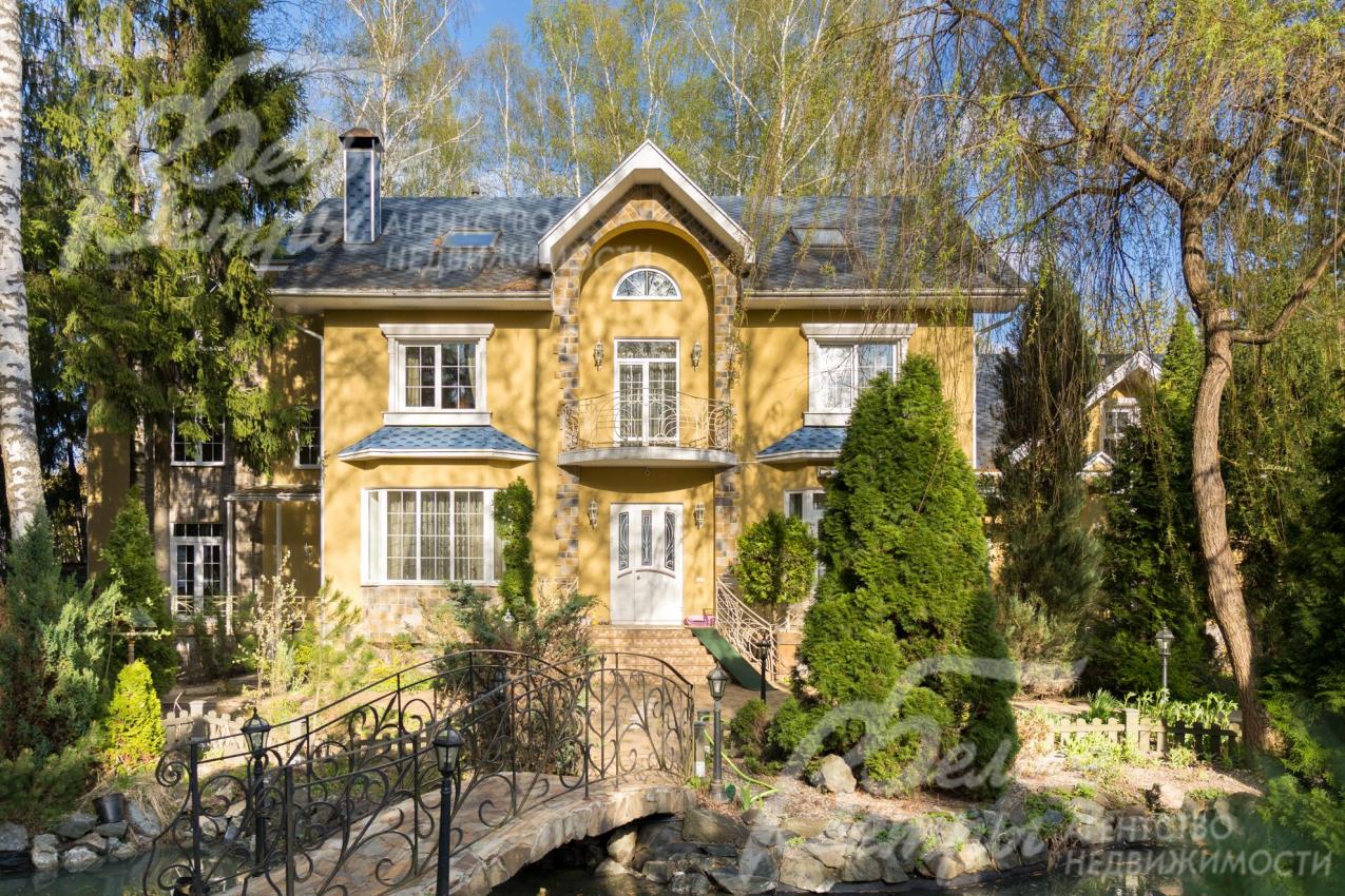 Элегантный жилой комплекс, объединяющий основной дом и флигель в классическом стиле