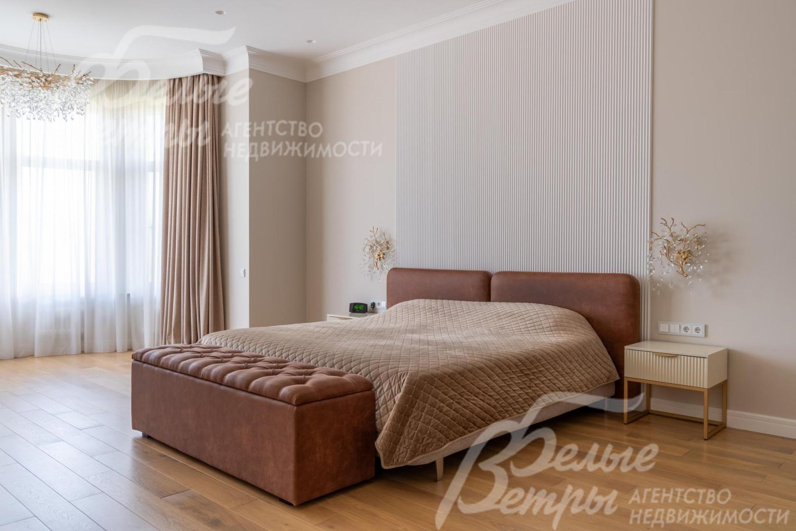 Рядом с кроватью - прикроватный пуф