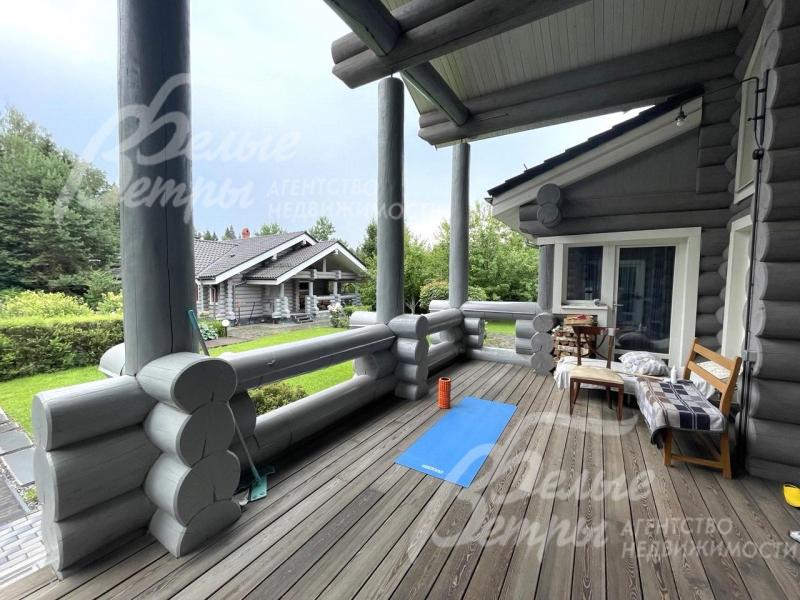 Терраса с видом на участок.