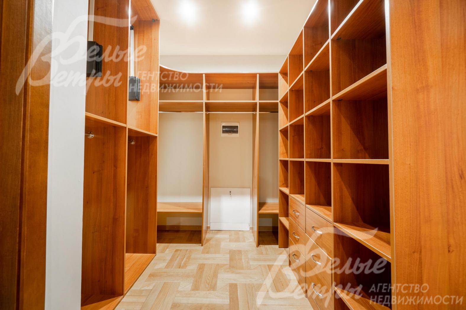 Гардеробная при мастер-спальне с удобной системой хранения