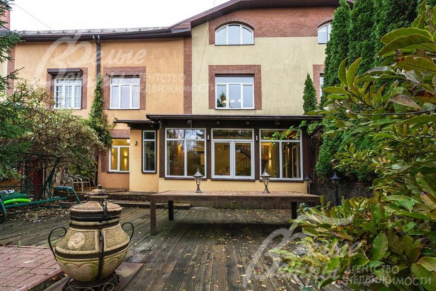 Благоустроенный внутренний двор с зоной отдыха.