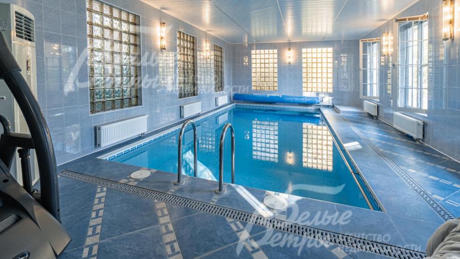 Скиммерный бассейн размерами 7х3,5 м, глубина 1,5-2 м