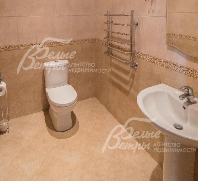 В санузлах на полу и на стенах до потолка плитка