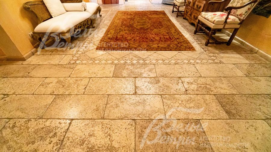 На полу натуральная плитка из юрского камня (Германия)