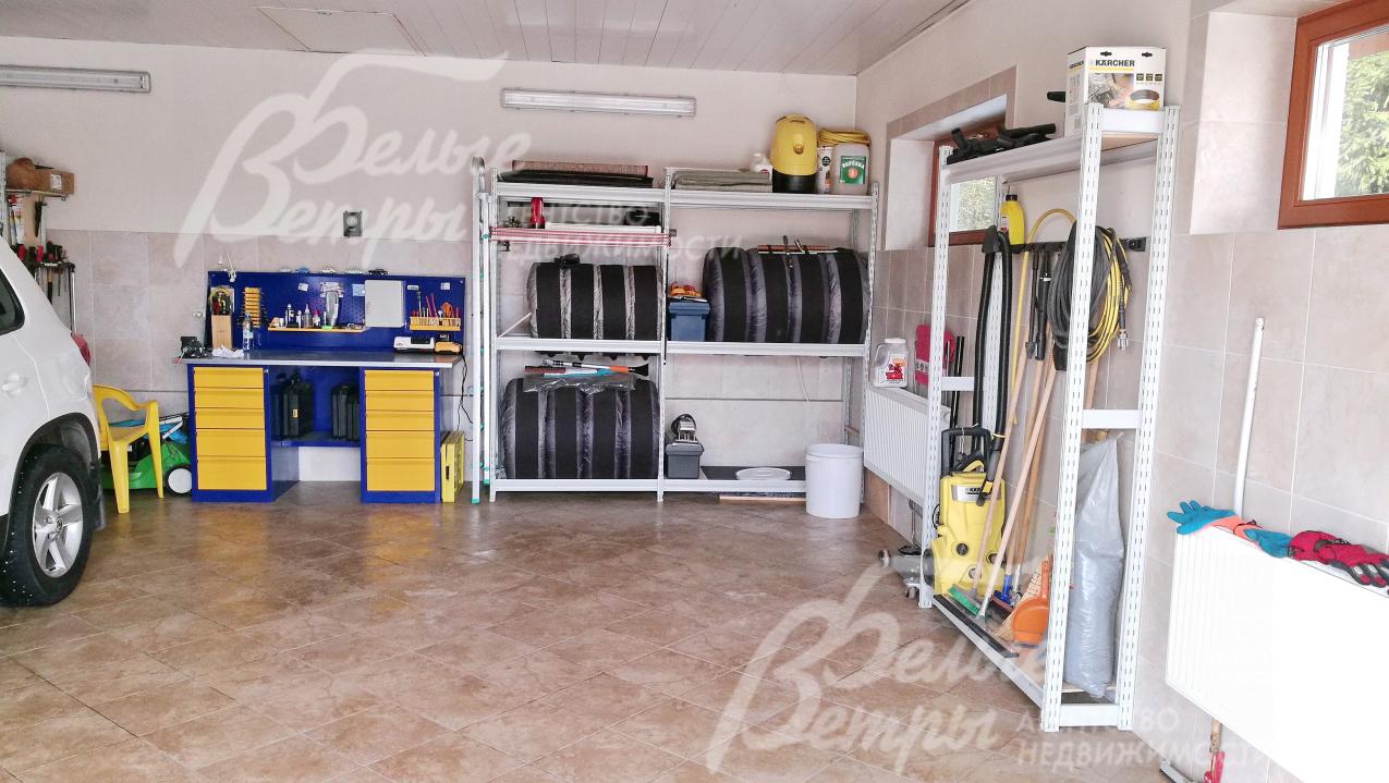 Гараж с мастерской оборудован стеллажами