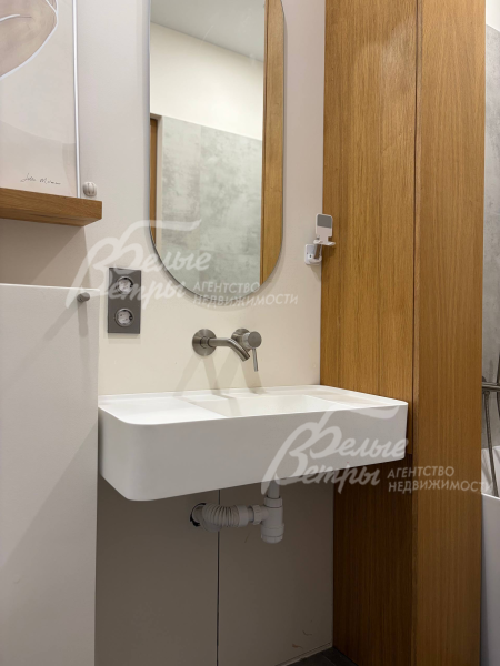 Раковина выполнена из матового искусственного камня