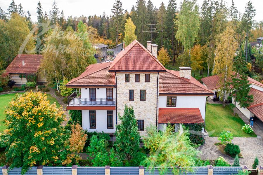 Основной дом 555 кв.м на участке 60 соток в поселке ВИК