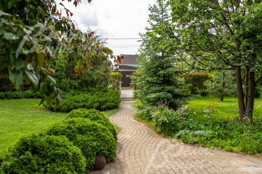 Участок огорожен профлистом по всему периметру