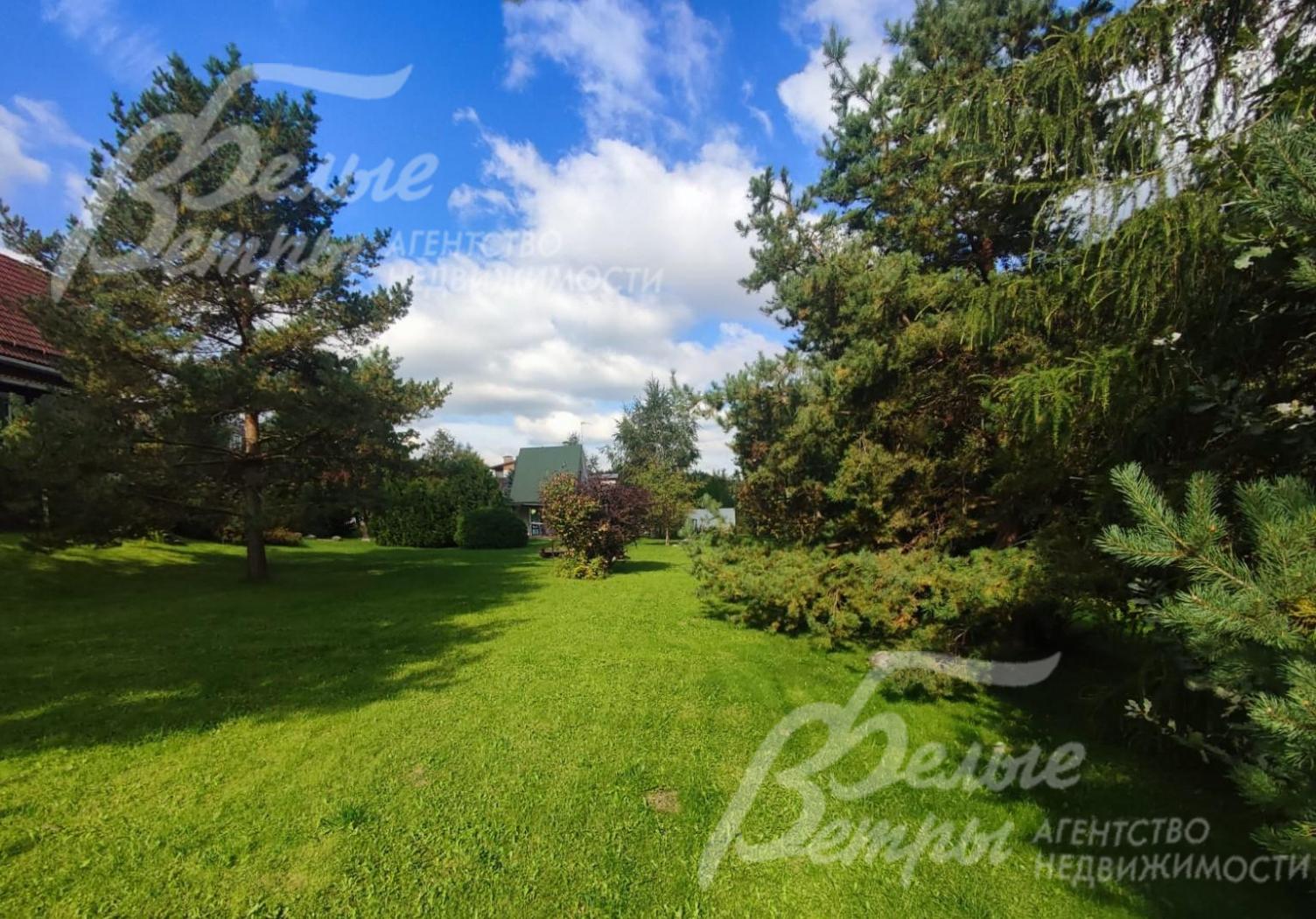 Большой благоустроенный участок с готовыми коммуникациями, расположенный в престижной локации