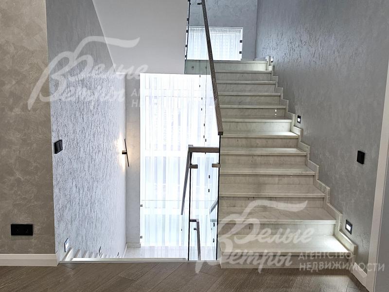 На второй этаж ведёт железобетонная лестница с мраморными ступенями, подсветкой, стеклянным ограждением и деревянным поручнем