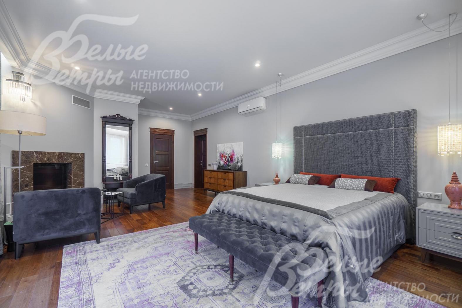 Как и во всем доме - стильная дорогая мебель. Например, кровать с очень высокой спинкой и банкетка с антикварными ножками